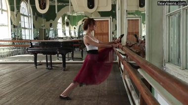 Эротика от русской танцовщицы контемпа на пианино в студии с зеркалами