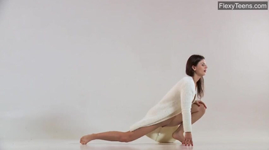 Голая украинка широко раздвигает ноги в позе березка