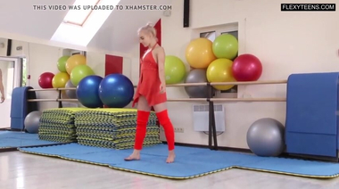 Эротическая тренировка мастера-спорта по художественной гимнастике без трусиков