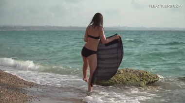 Украинская гимнастка снимает купальник и раздвигает ноги на пляже