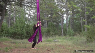 Украинская гимнастка висит головой вниз голой на полотне в лесу