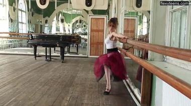 Эротика русской балерины в юбке с позированием голышом на пианино