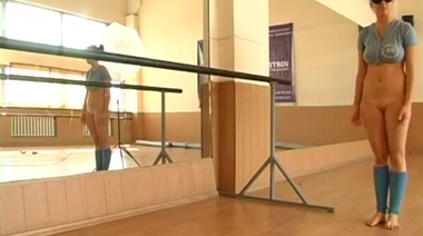 Русская гимнастка в маске широко раздвигает рогатку перед фотографом