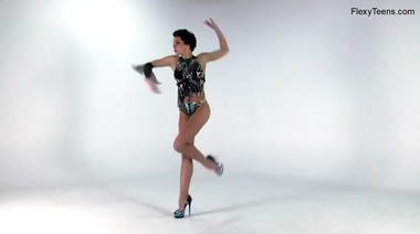 Голая россиянка с короткой стрижкой ходит на руках на фотосессии