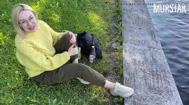 Вебкам модель сосет фанату за деньги в Парке Победы