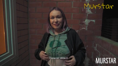 Россиянка Toma Mur ловит сперму ртом после отсоса на общественном балконе