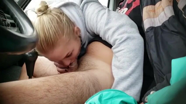 Светленькая шмара отсасывает дальнобойщику в гандоне за тысячу рублей