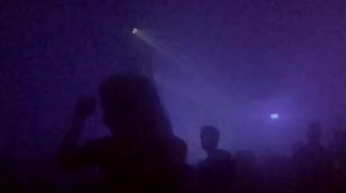 Светловолосая тусовщица ебется с двумя факерами после клуба