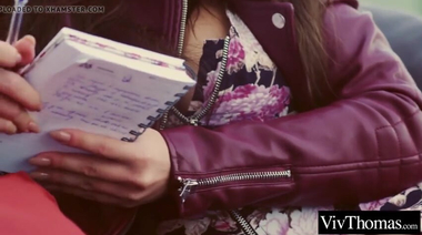 Длинноволосая шатенка мастурбирует, мечтая о лесбийском трахе с белокурой подругой