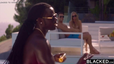 Украинка связала нигера и покаталась верхом на его хуе в отеле