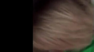 Замужняя потаскуха сосет хуй любовнику, передавая привет рогоносцу