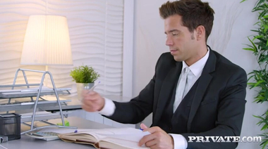 Менеджер полирует дырки сотрудницы раком и пялит ее в офисе