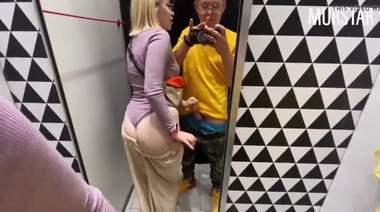 Россиянка в очках отсасывает спонсору на шопинге в примерочной