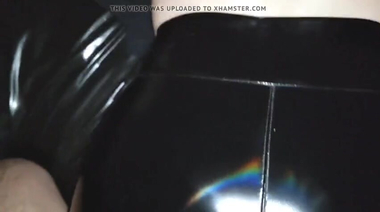 Фетишист кончил на латексную попку, потершись о задницу в штанах