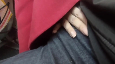 Пассажирка скрытно дрочит и посасывает хуй в самолете