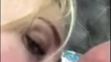 Светленькая сексвайф полощет горло кончой любовника