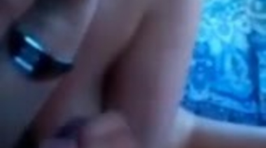 Замужняя россиянка сосет хуй любовнику в машине и пиздит по телефону