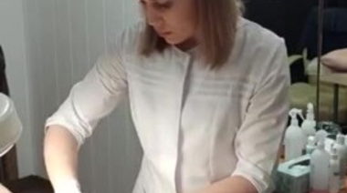 Медсестра в перчатках бреет волосню на хуе и яйцах