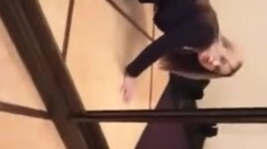 Хахаль дрючит белокурую сексвайф раком в коридоре с зеркалами