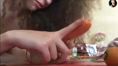 Кудрявая русская стримерша ебет все дырки морковкой перед пикапером