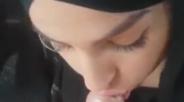 Арабка в хиджабе сочно отсасывает член водителю в машине