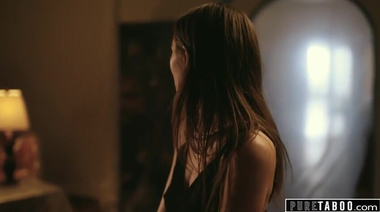 Босс выебал в рот и набухшую пизду плоскогрудую сотрудницу