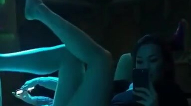 Длинноногая полуобнаженная казашка флиртует на русском языке