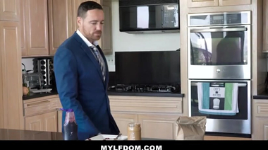 Бизнесмен наказал домработницу за испорченные бутерброды жестким сексом