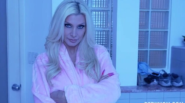 Мачеха сняла стресс у пасынка страстным сексом в эротическом белье