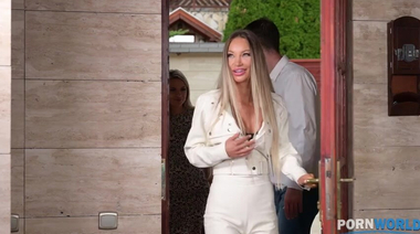 Соседи знакомятся ближе на вечеринке свингеров