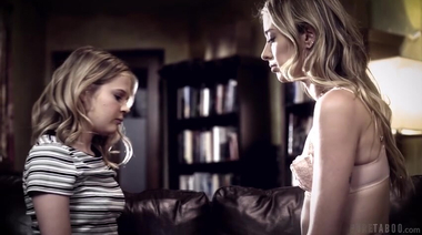 Психолог из универа обработал двух студенток и устроил с ними ЖМЖ-чик