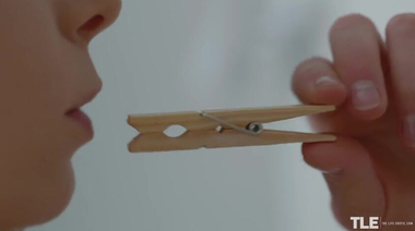 Латышка Джинджер Мэри мастурбирует киску, заколов себя прищепками