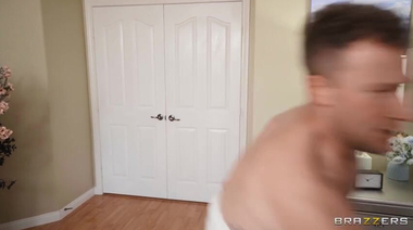 Пара ландшафтных дизайнеров трахаются с хозяйкой дома