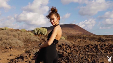 Русская эромодель Taya Vais на съемке в пустыне для Плейбой