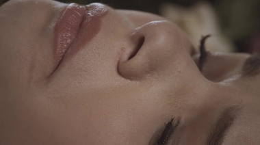 Софья Ли «бодипозитив» ласкает киску вибратором в саду до оргазма