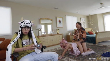 Трахает стримершу и ее мачеху для подписоты