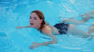 Русская Алиса Некрасова позирует в купальнике и голышом