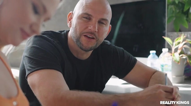 Первая съемка Харли Кинг и сразу жестко