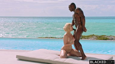 Негр носильщик трахает русскую блондинку, которую кинул парень на День Рождения