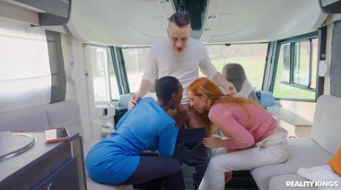 Водитель фуры ебет в кабине двух стройных попутчиц