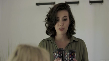 Сет Гембл трахает блондинку в туалете на выставке картинной галереи