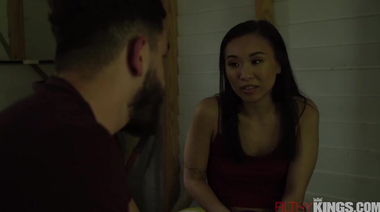 Отчим спалил мастурбирующую в сарае падчерицу