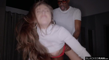 Стройняшка Спенсер Брэдли изменяет будущему мужу с негром