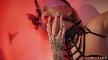 Зрелая секс рабыня Чери Девиль ублажает супружескую пару