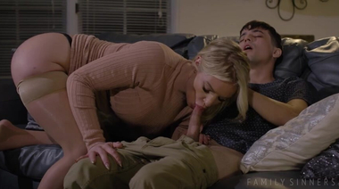 Распутная мачеха Рэйчел Кавалли тестирует член пасынка на своей дырке