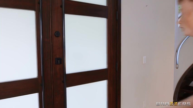 Везучий пранкер трахает сексуальную мачеху и ее падчерицу