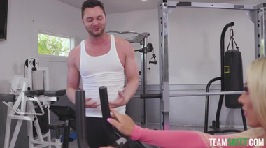 Сексуальная тренировка с обалденной фитоняшкой Фит Китти