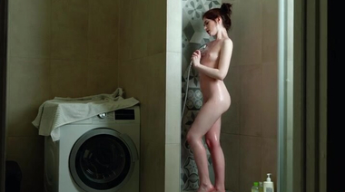 Грязная девчонка Хот Перл очищается мастурбацией