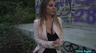 Зрелая телка Лили Верони трахается в лесу с черным пикапером