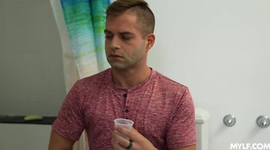 Ники Ребел делает себе братика или сестричку